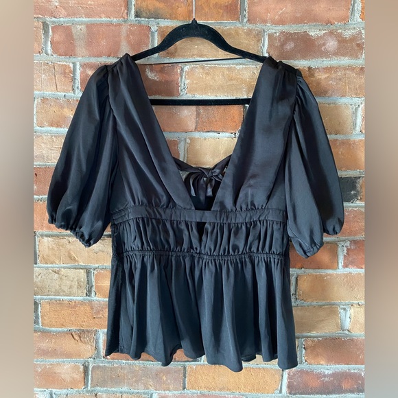 NWTs ANTHROPOLOGIE cut-out vneck top black size small - Picture 4 of 8